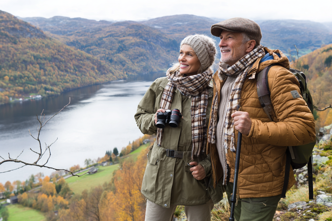 Aktivt par med hjälp av naturligt tillskott som stödjer lederna